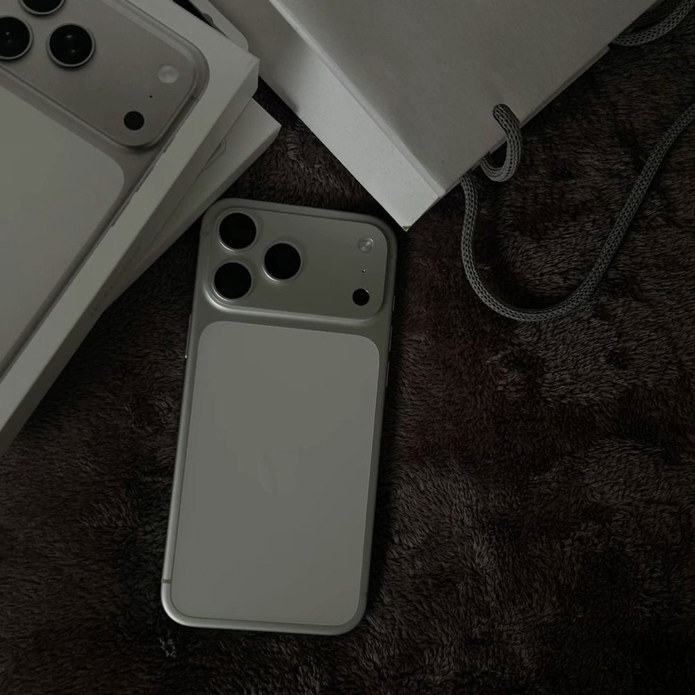 Apple iPhone in Classic White and Silver - Picture 2 of 3